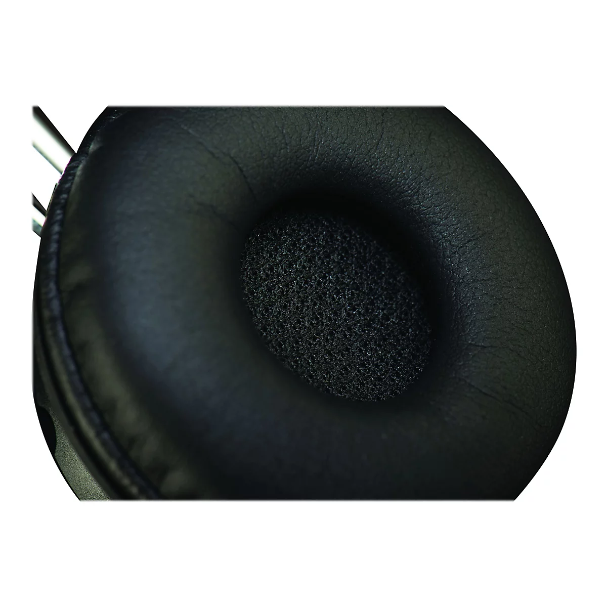 Nahaufnahme eines schwarzen Kopfhörer-Ohrpolsters aus Leder. In der Mitte befindet sich ein schwarzes, poröses Material.
