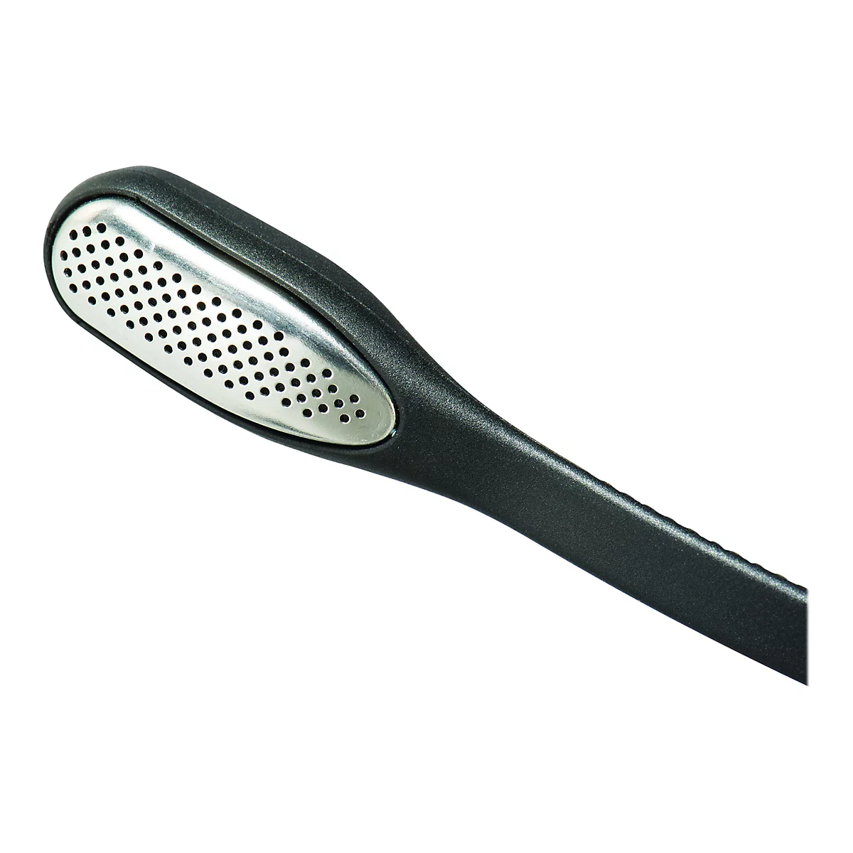 Nahaufnahme eines schwarzen Werkzeugs mit perforiertem, silberfarbenen Kopf. Der Griff verläuft schräg nach rechts.