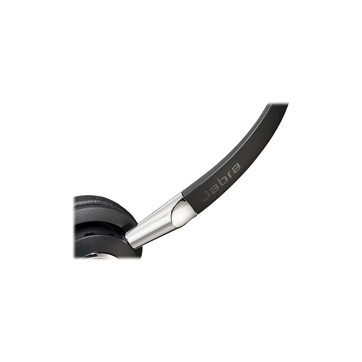 Nahaufnahme eines Jabra-Headsets. Schwarzer Bügel, silberfarbener Ansatz, Jabra-Logo. Detailaufnahme.