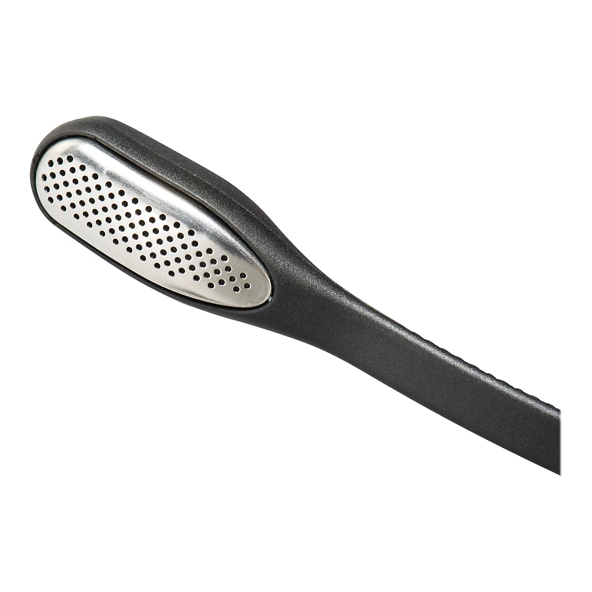 Detailaufnahme einer Fußraspel mit Lochmuster, schwarzer Griff, silberner Reibeteil.