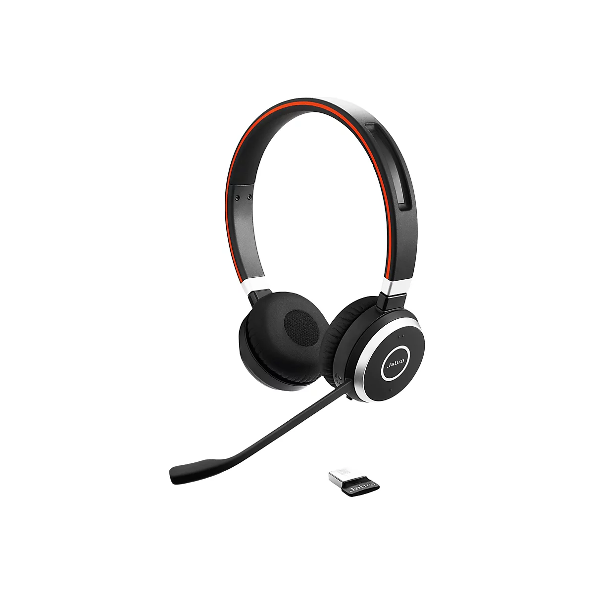 Schwarzes Headset mit Mikrofon, roter Akzent, Jabra-Logo. Auf weißem Grund. Drahtloser USB-Dongle unten.