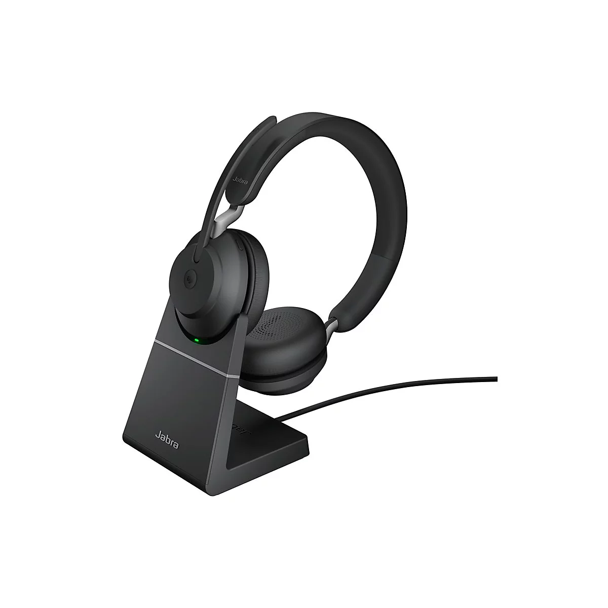 Schwarzes Jabra Headset, das auf einer Ladestation steht. Auf dem Headset und der Ladestation ist das Jabra Logo sichtbar.