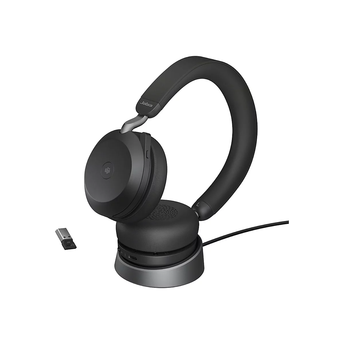 Schwarzer Jabra-Kopfhörer mit Ladestation und USB-Dongle. Das Jabra-Logo ist gut sichtbar.