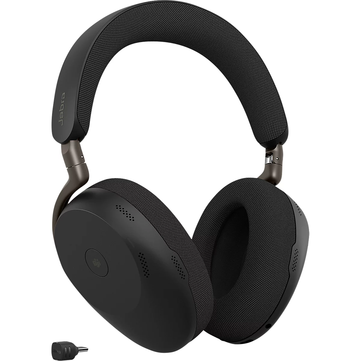 Schwarzer Over-Ear-Kopfhörer mit braunen Bügeln und Stoffpolstern. Ein kleines Ladekabel liegt daneben.