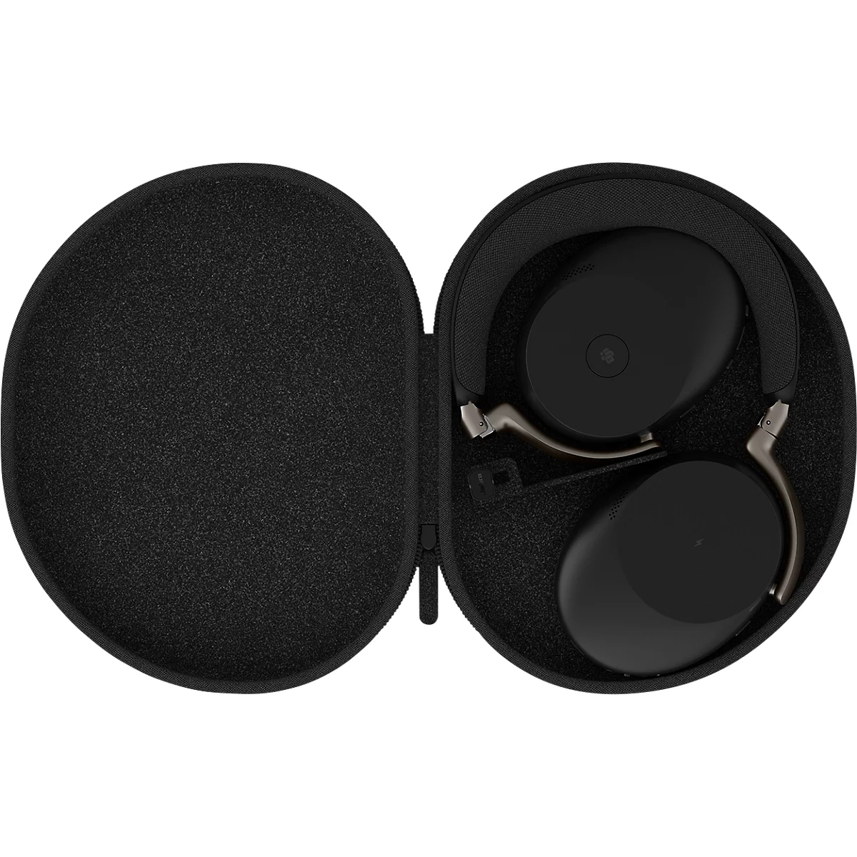 Un casque noir dans un étui noir rond et ouvert. Le casque est plié.