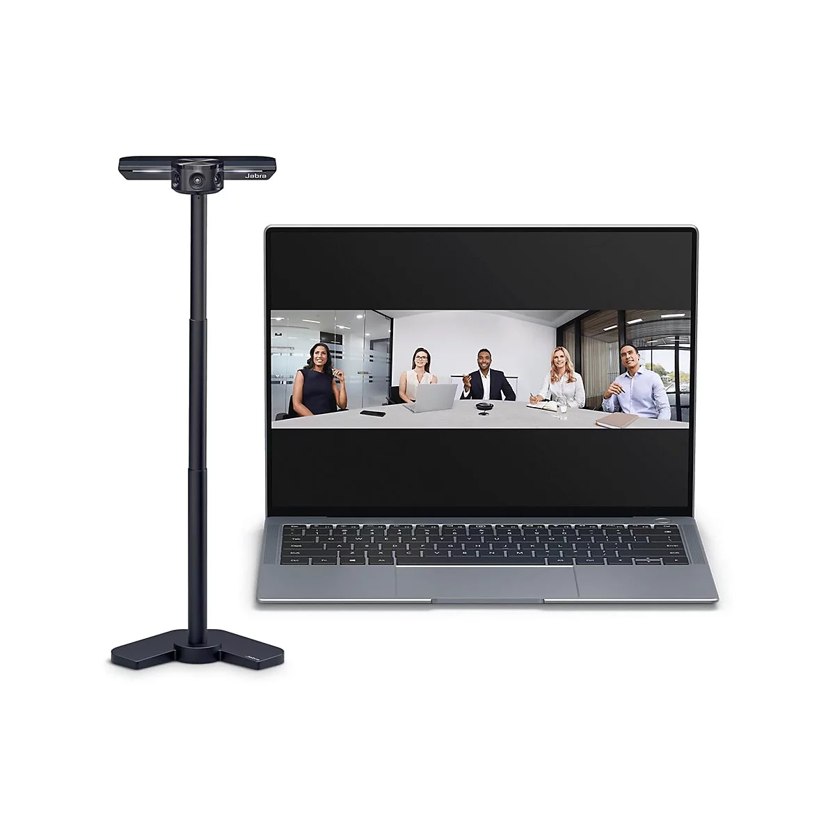 Configuration de caméra avec ordinateur portable affichant une visioconférence avec quatre personnes. Un pied de microphone est à côté de l'ordinateur portable. Logo Jabra visible.