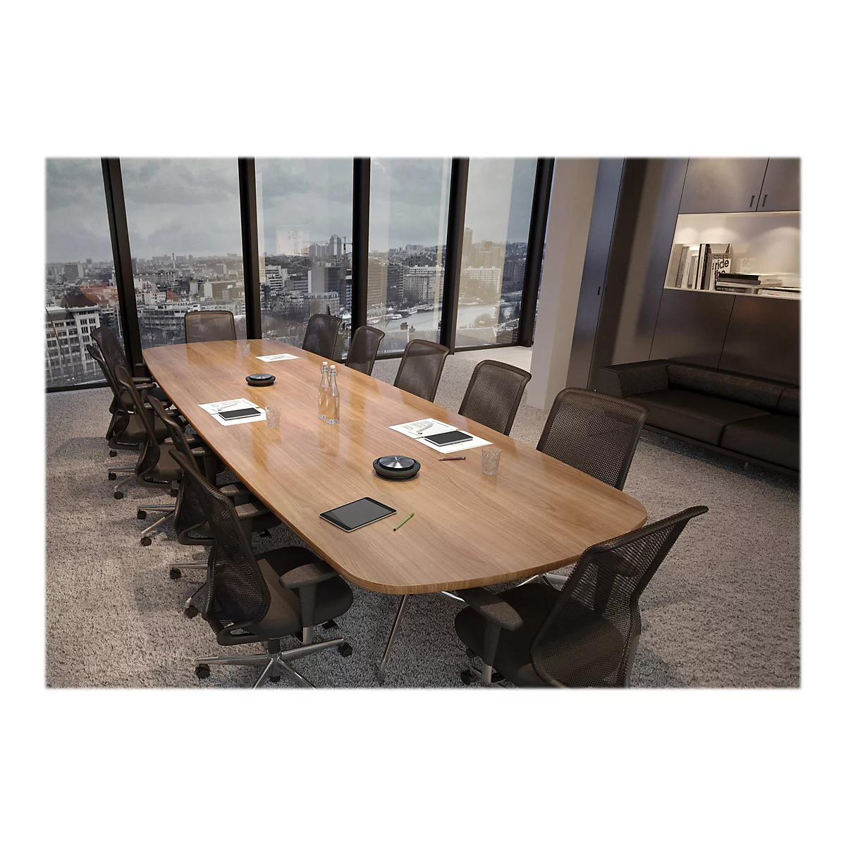 Konferenzraum mit groÃŸem Holztisch, StÃ¼hlen, Panoramafenstern und Stadtblick.