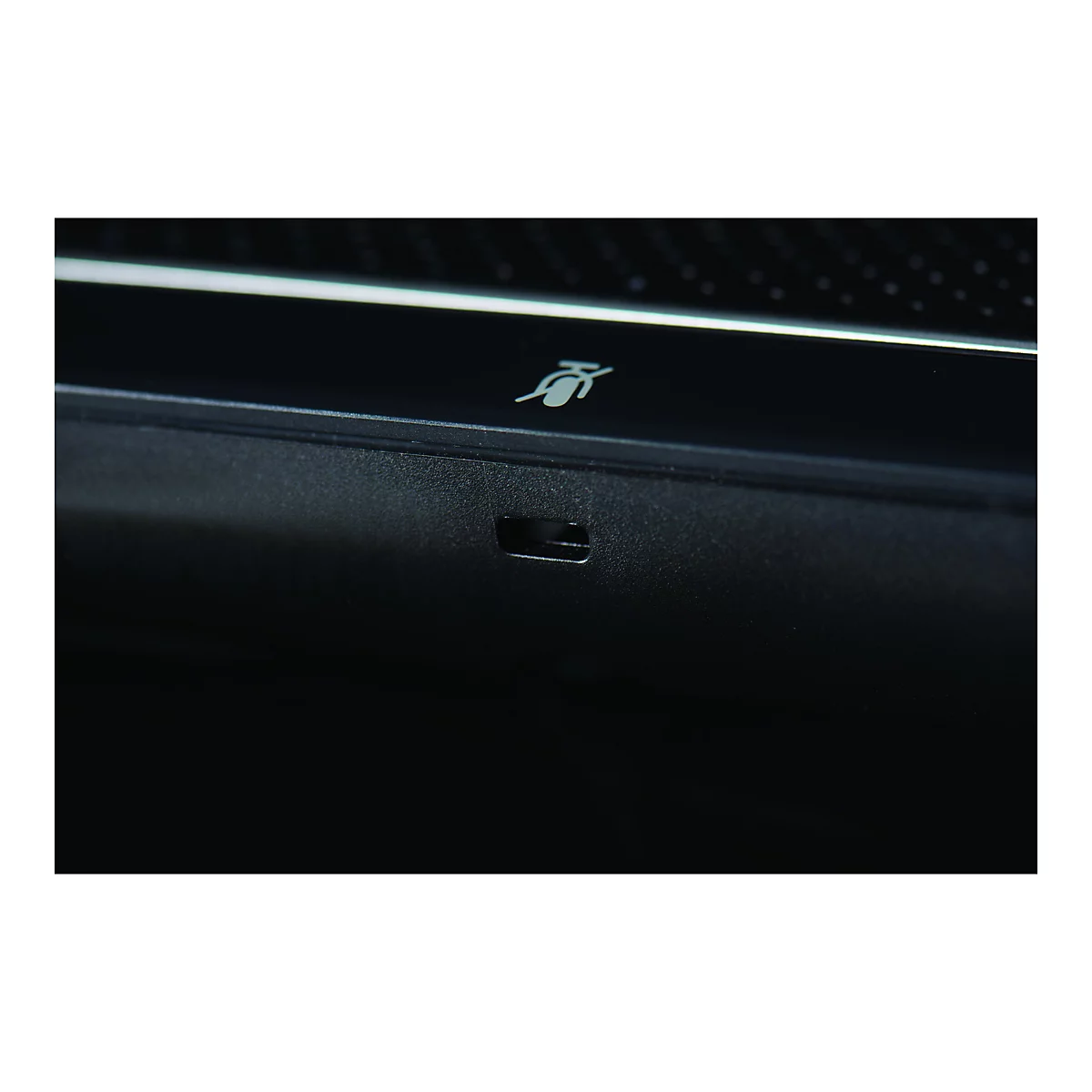 Nahaufnahme eines schwarzen Geräts, das einen USB-Anschluss und ein Symbol für Mikrofon-Stummschaltung zeigt.