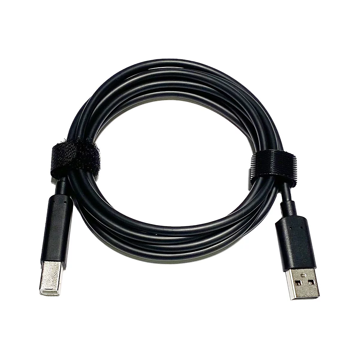 Schwarzes USB-Kabel, in einer Schlaufe mit Klettverschluss gehalten. Ein Ende ist USB-C, das andere USB-A.