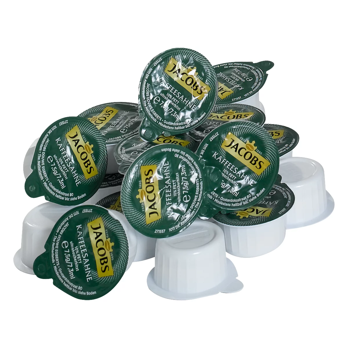 Haufen von Jacobs Kaffeesahne-Portionen, grüne Deckel mit weißem Text. Einige weiße Becher sind ebenfalls sichtbar.