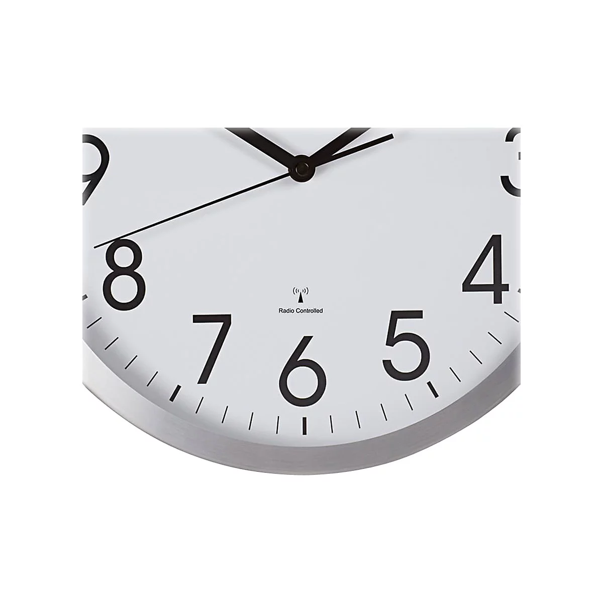 Nahaufnahme eines hellen Zifferblatts einer Wanduhr mit schwarzer Typografie und dem Schriftzug Radio Controlled.