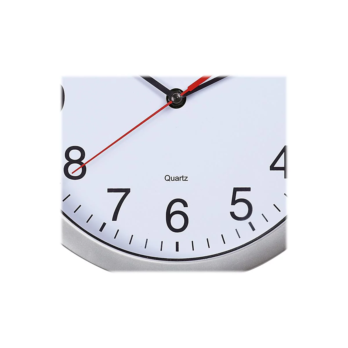 Nahaufnahme eines silbernen Wanduhr-Zifferblatts mit schwarzen Zahlen und rotem Sekundenzeiger.