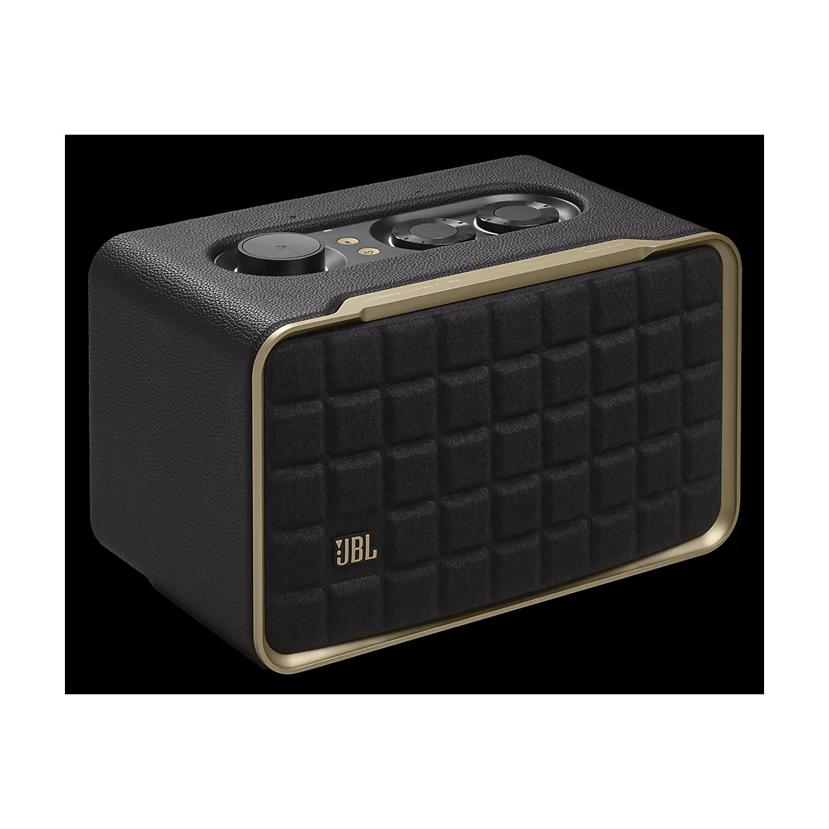 Schwarzer Bluetooth-Lautsprecher mit goldenen Akzenten. Quadratisches Design mit karierter Vorderseite. JBL Logo unten.
