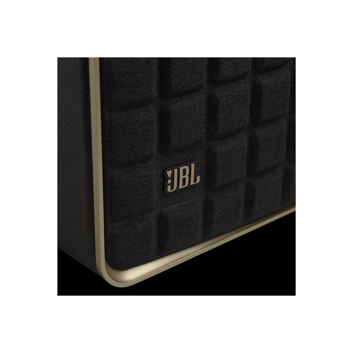 Nahaufnahme eines schwarzen JBL Lautsprechers mit texturierter Gitterfront und goldenem Rahmen.