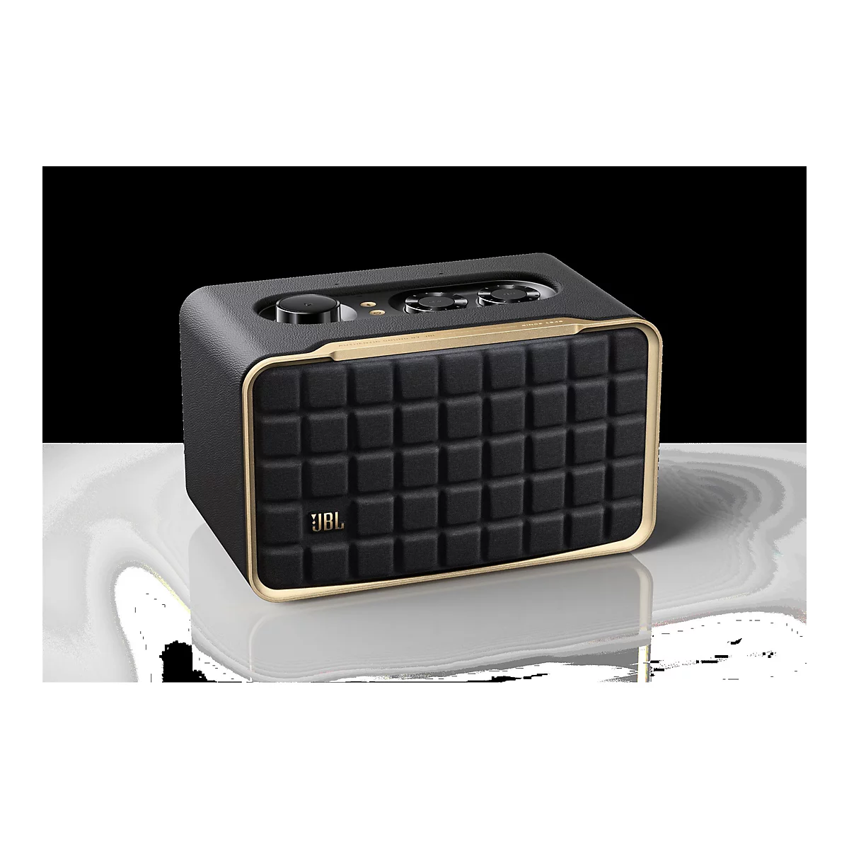 Schwarzer JBL Lautsprecher im Retro-Design mit goldfarbenem Rahmen auf reflektierender Oberfläche.