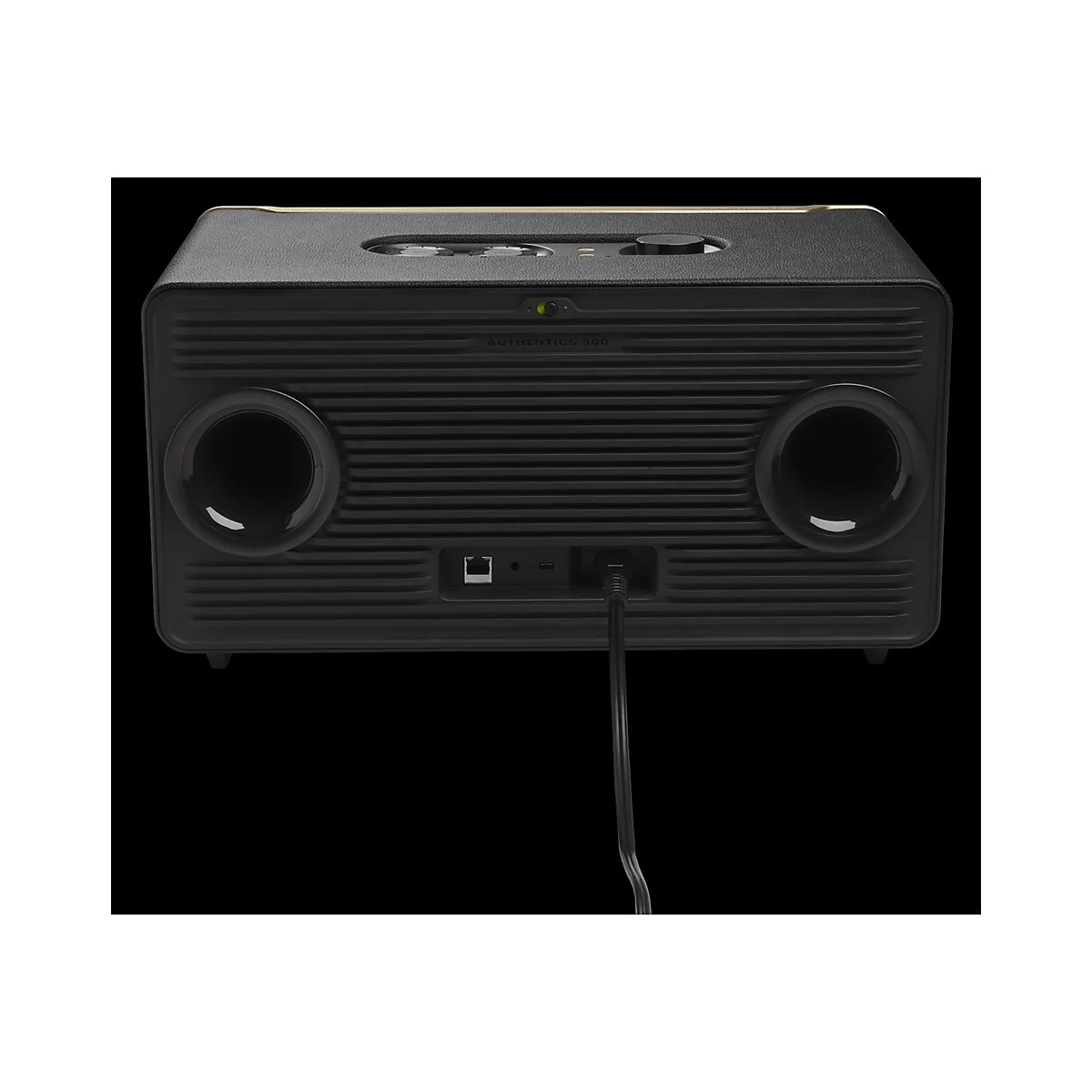 Rückseite eines schwarzen JBL Authentics 500 Lautsprechers mit Anschlüssen und Netzkabel vor schwarzem Hintergrund.