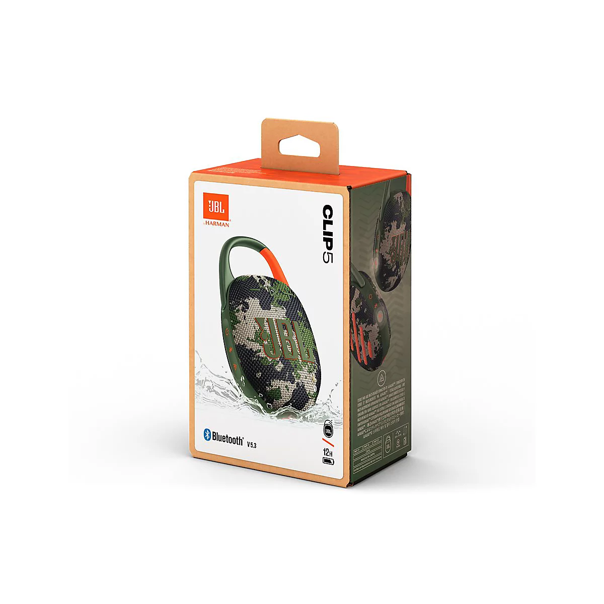 JBL Clip 5 Lautsprecher in der Verpackung. Der Lautsprecher ist grün mit Camouflage-Muster, orangefarbener Halterung. Aufdrucke auf der Verpackung.