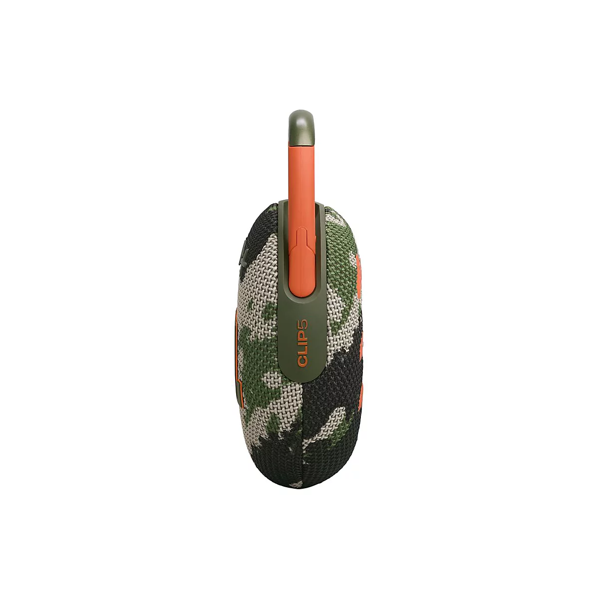 Nahaufnahme eines JBL Clip 5-Lautsprechers in Tarnfarben. Orangefarbener Karabinerhaken, Schriftzug CLIP 5.