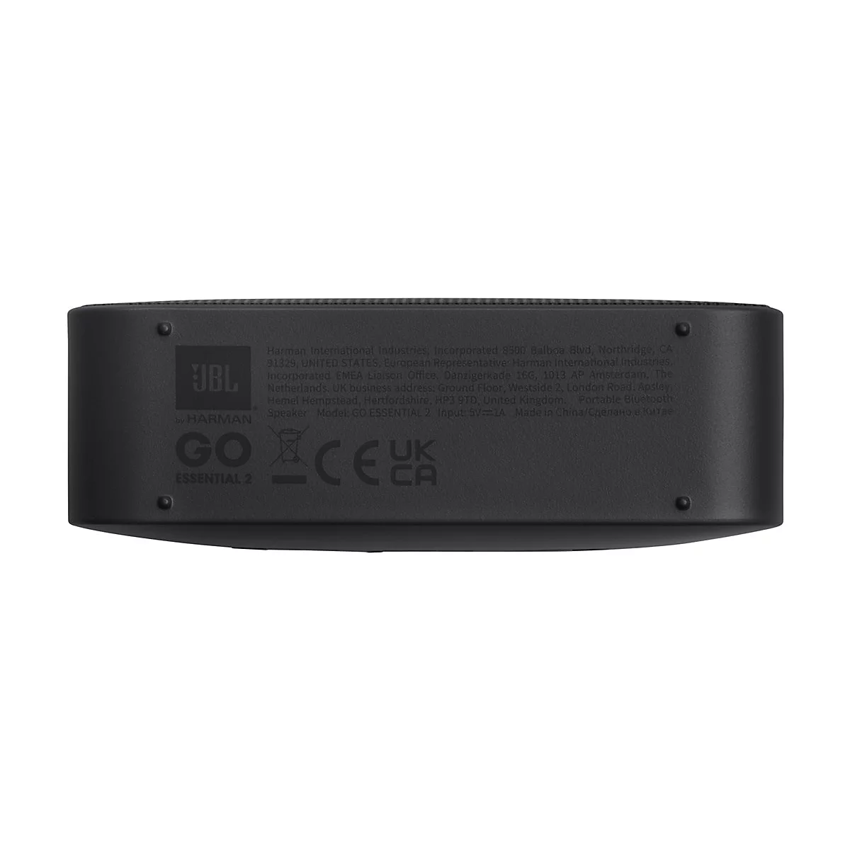 Unterseite eines schwarzen JBL Go Essential 2 Lautsprechers mit Produktinformationen und Zulassungszeichen.