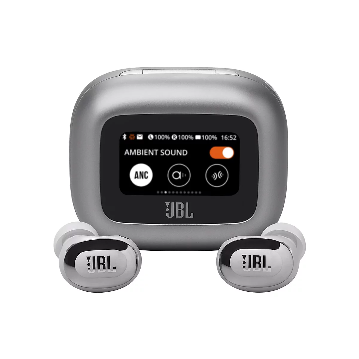 Silbernes Ladecase mit Kopfhörern. Auf dem Bildschirm Anzeige für Ambient Sound. Links und rechts die Kopfhörer mit JBL-Logo.