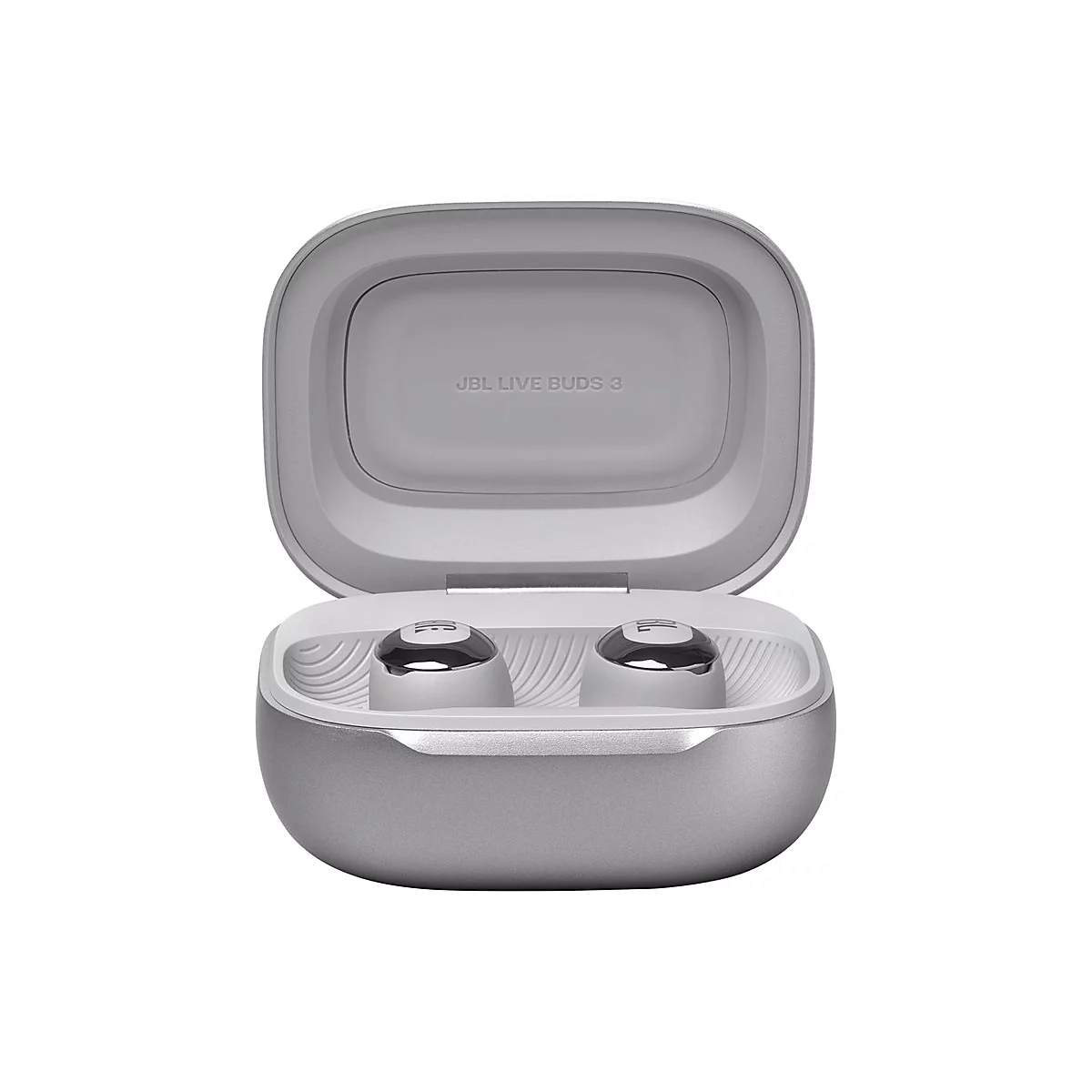 Hellgraue Ohrhörer in einer geöffneten Ladebox. Auf dem Deckel steht 'JBL Live Buds 3'.