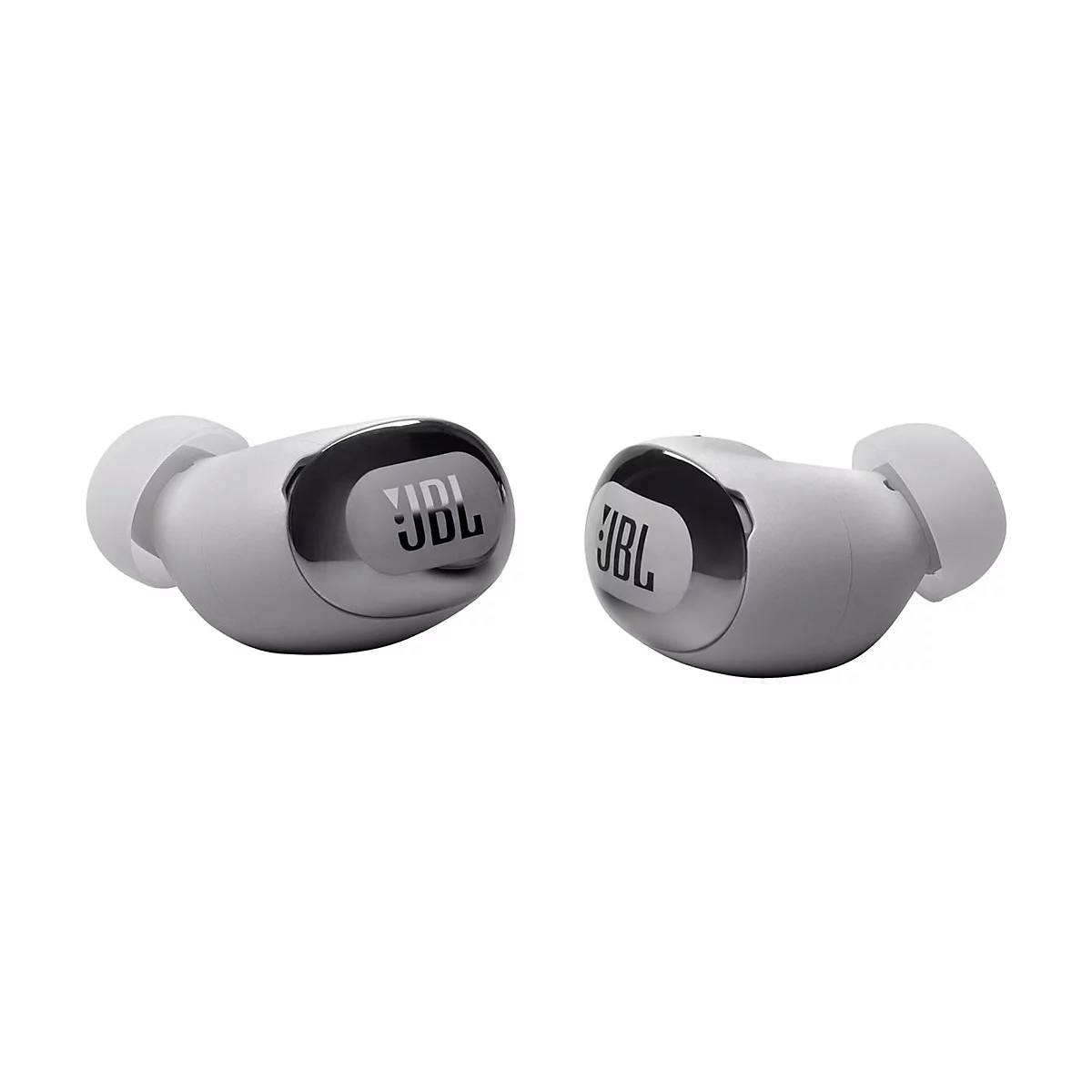 Zwei silberne JBL-Ohrhörer, die isoliert auf weißem Hintergrund liegen. Auf jedem Ohrhörer steht JBL.