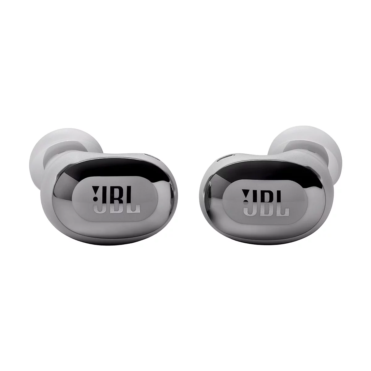 Zwei silberne JBL-Ohrhörer vor weißem Hintergrund. Die Ohrhörer sind aus glänzendem Metall gefertigt. Auf jedem Ohrhörer steht "JBL".