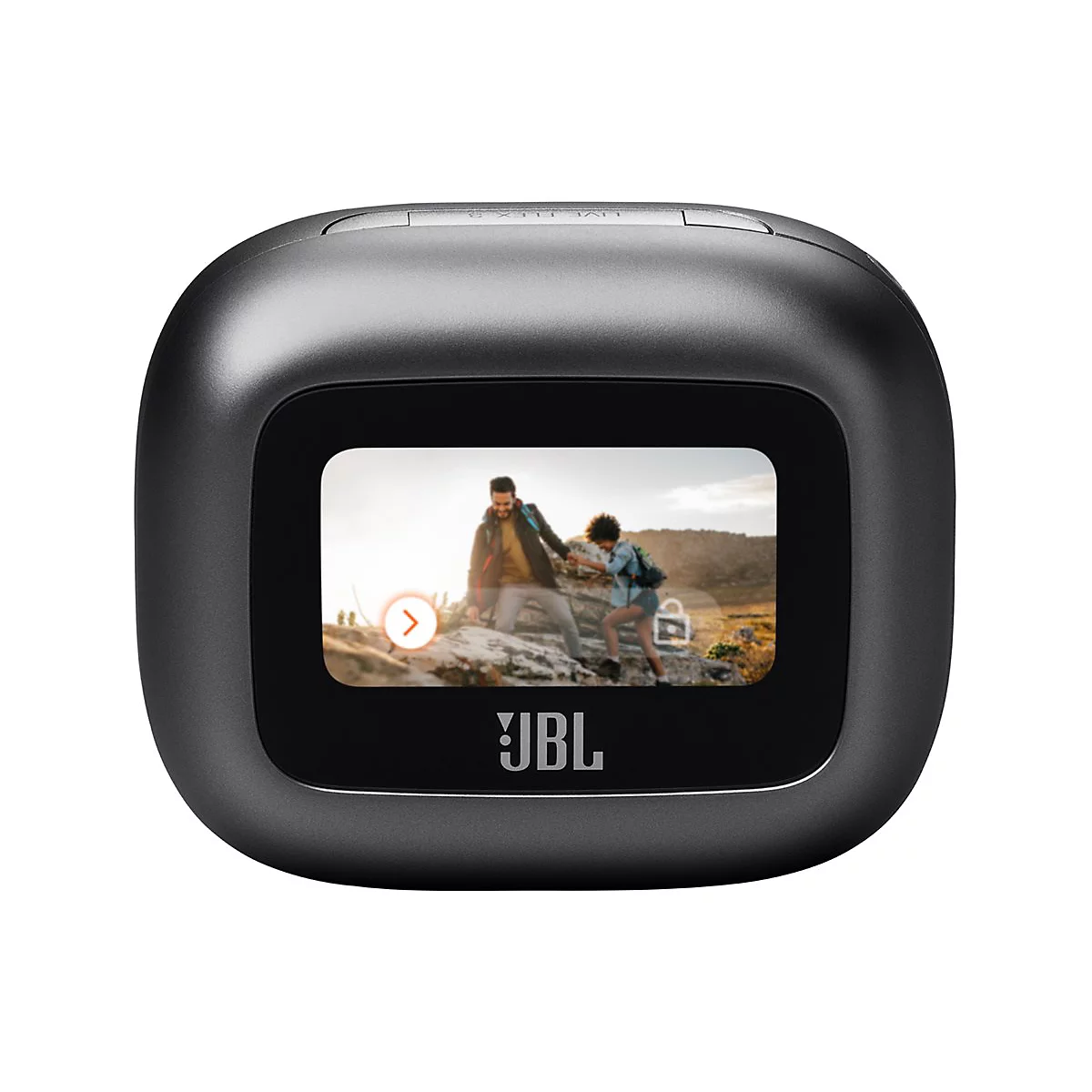 Schwarzes JBL Live Flex 3, mit Display, das ein Szenenbild zeigt. Das Display zeigt ein Paar beim Wandern.
