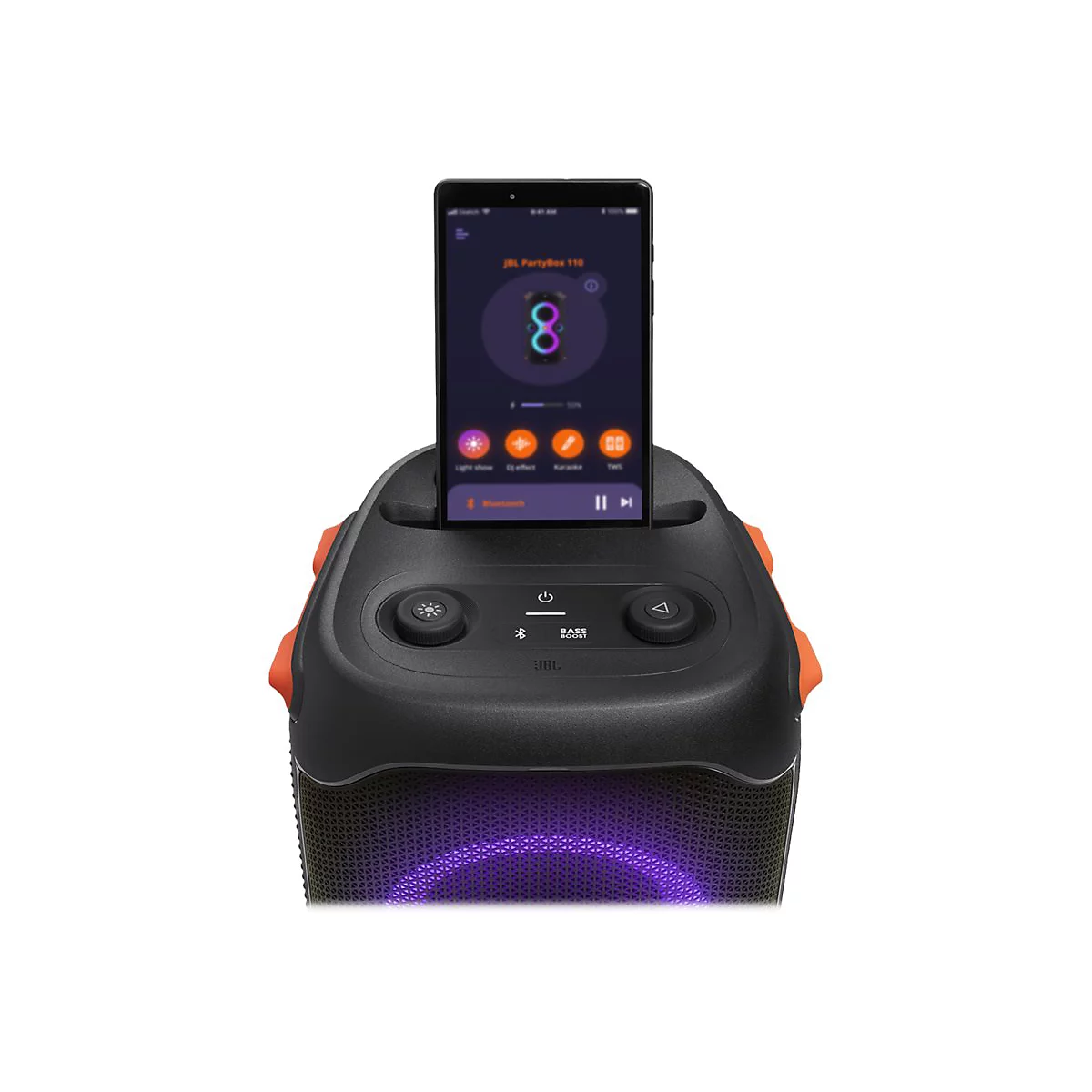Schwarzer JBL PartyBox 110 Lautsprecher mit Tablet, auf dem die App angezeigt wird. Das Gerät hat orangefarbene Details.