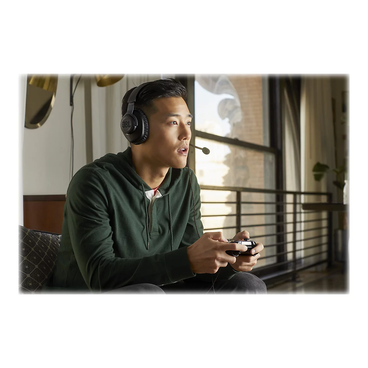 Ein Mann mit Headset spielt Videospiele, konzentriert sich auf den Controller.