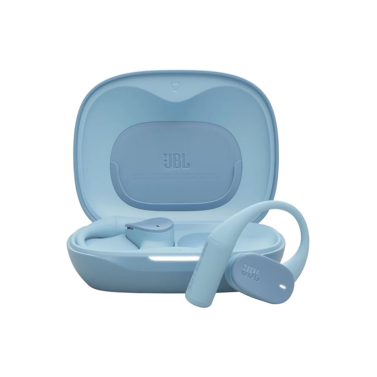 Helles, blaues JBL Soundgear Sense Ladecase mit offenen Ohrhörern vor weißem Hintergrund.