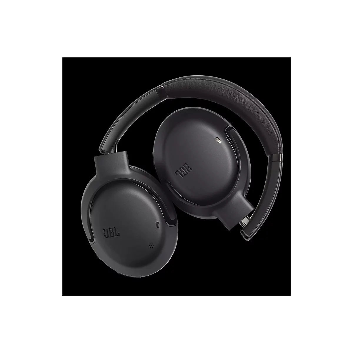 Schwarze JBL Over-Ear-Kopfhörer vor schwarzem Hintergrund.