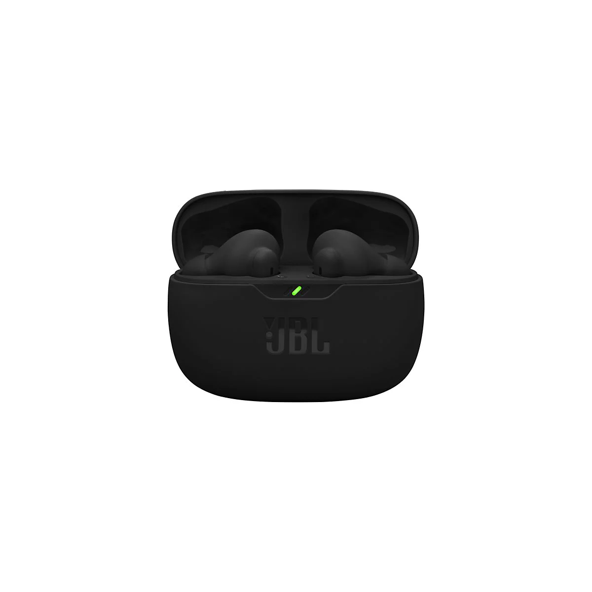Offenes, mattschwarzes JBL-Ladeetui mit zwei eingesetzten schwarzen In-Ear-Kopfhörern und grün leuchtender Status-LED.
