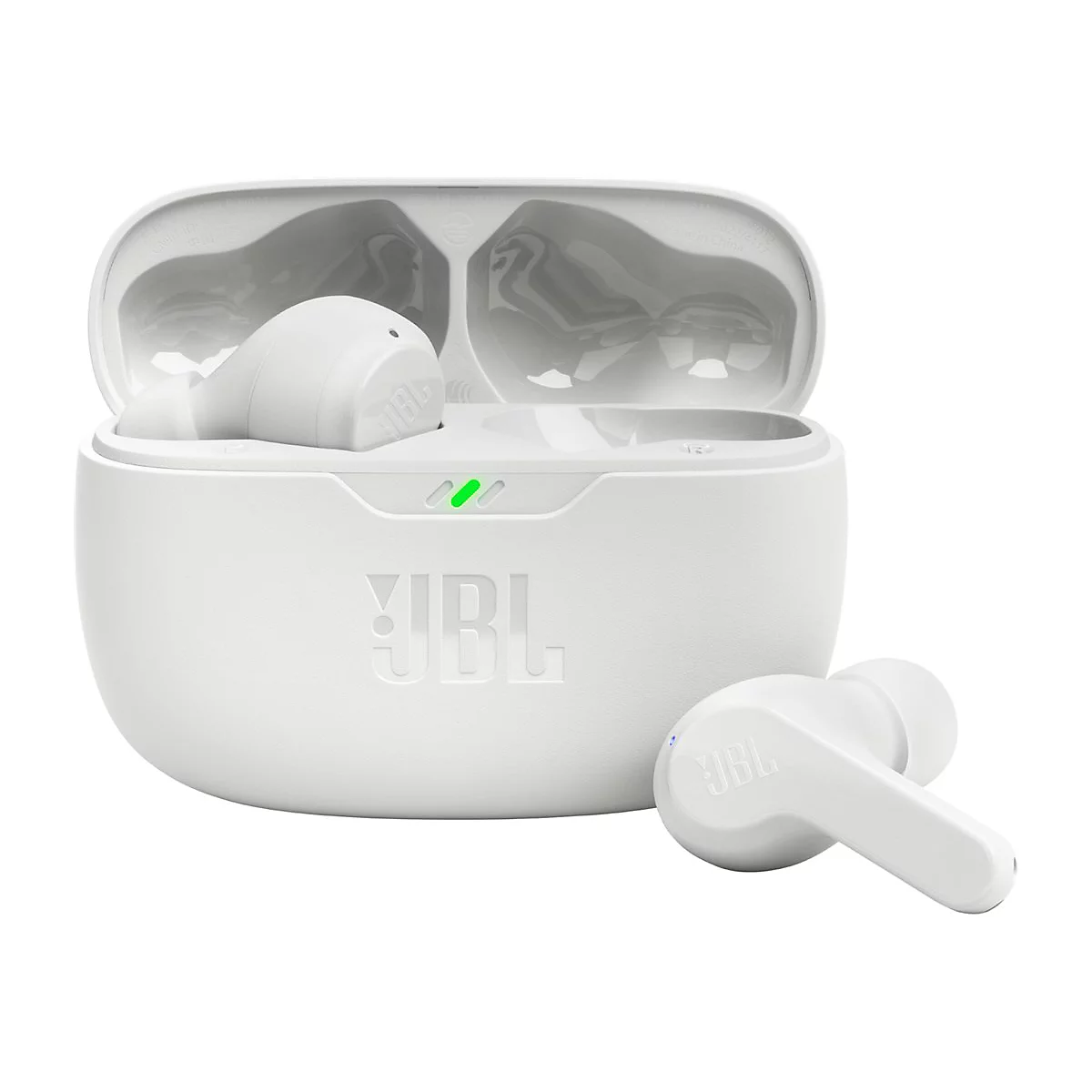 Weiße JBL In-Ear-Kopfhörer mit Ladecase vor weißem Hintergrund.