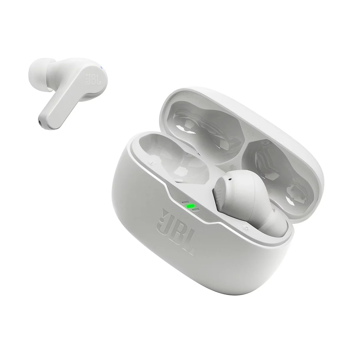 Weiße JBL True-Wireless-Kopfhörer mit Ladecase vor weißem Hintergrund.