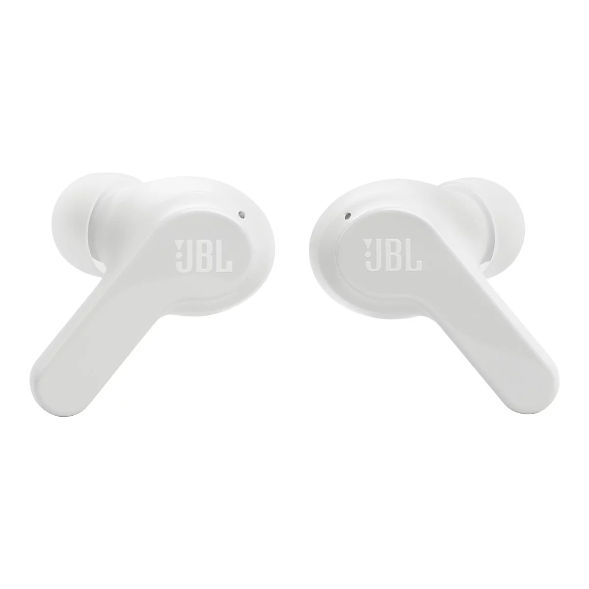 Zwei weiße JBL In-Ear-Kopfhörer vor weißem Hintergrund.