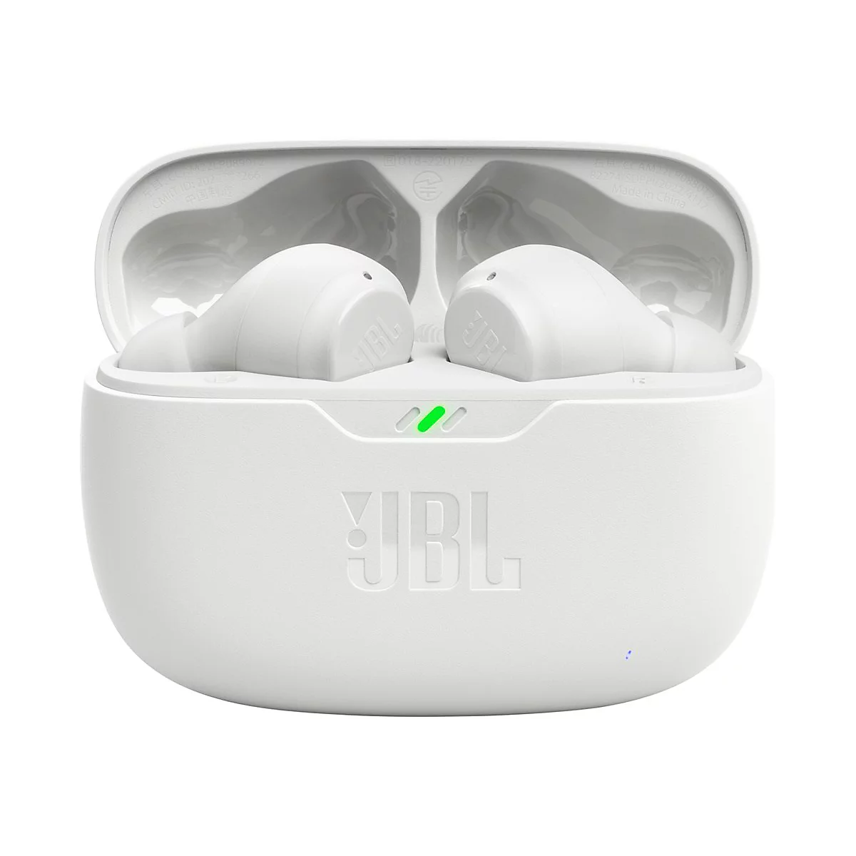 Weiße JBL In-Ear-Kopfhörer in einem geöffneten Ladecase mit leuchtend grüner Statusanzeige.