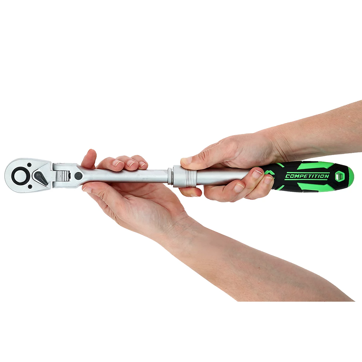 Des mains tiennent une clé à cliquet réglable avec un manche vert et noir marqué Competition.
