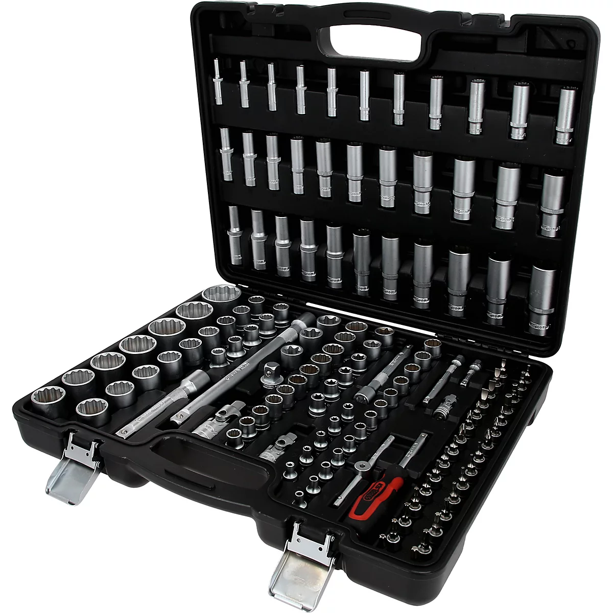 Une mallette à outils noire ouverte contenant de nombreuses douilles brillantes et des pièces d'outillage.