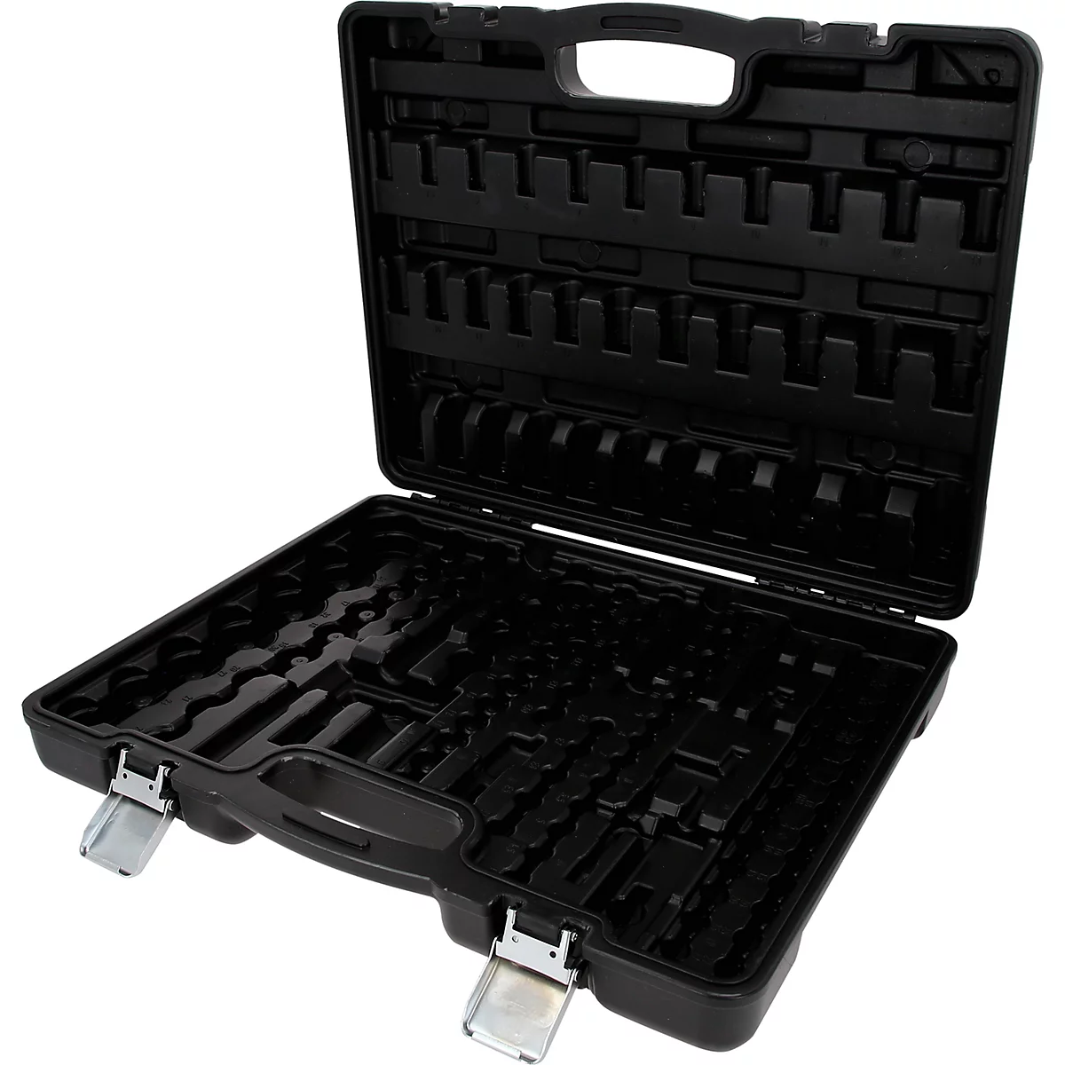 Une mallette à outils en plastique noir, ouverte et vide, avec des fermoirs métalliques sur fond blanc.
