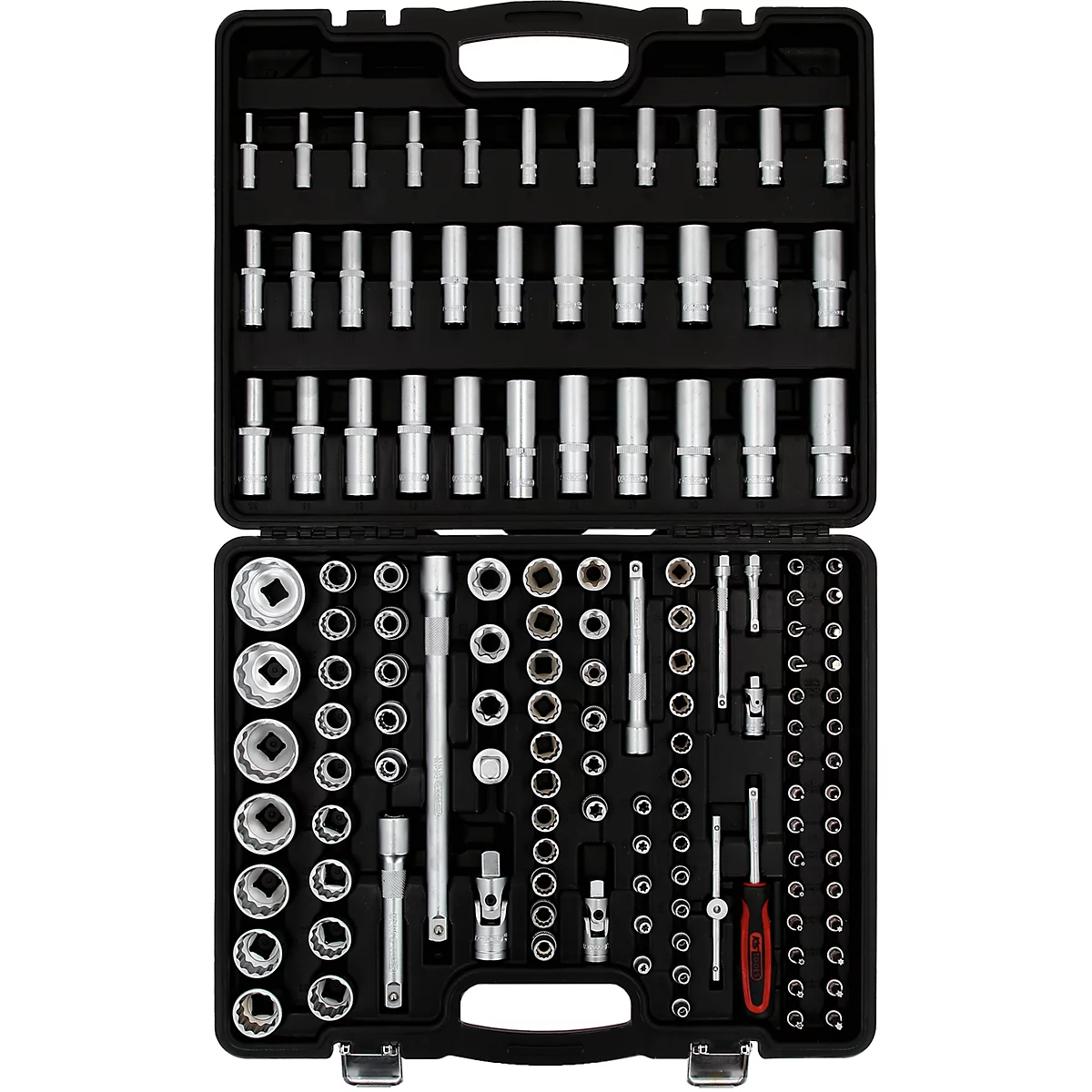 Une mallette à outils noire ouverte contenant de nombreuses douilles et accessoires organisés dans des compartiments.
