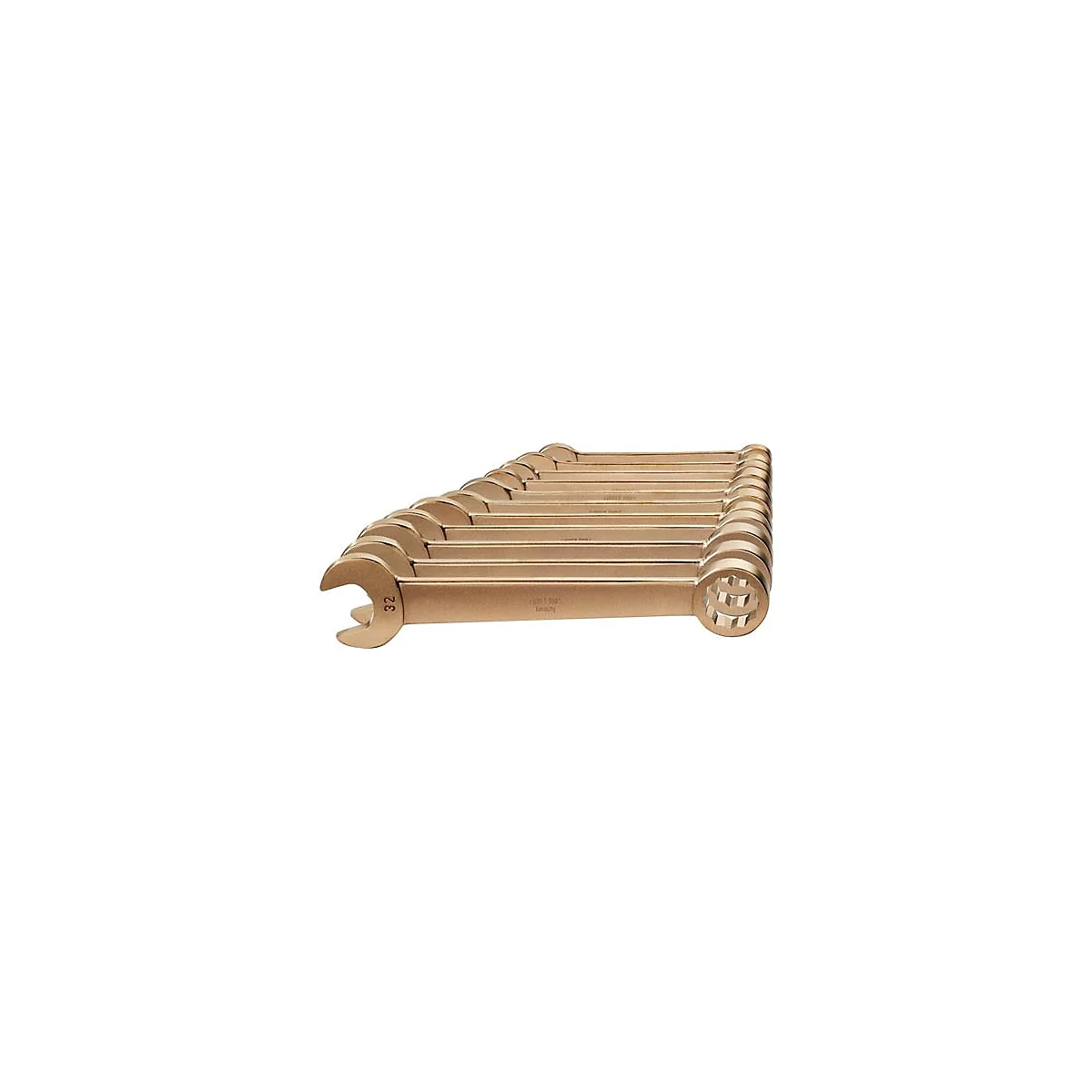 Ensemble de clés dorées, alignées à plat. Une clé porte le numéro 32.