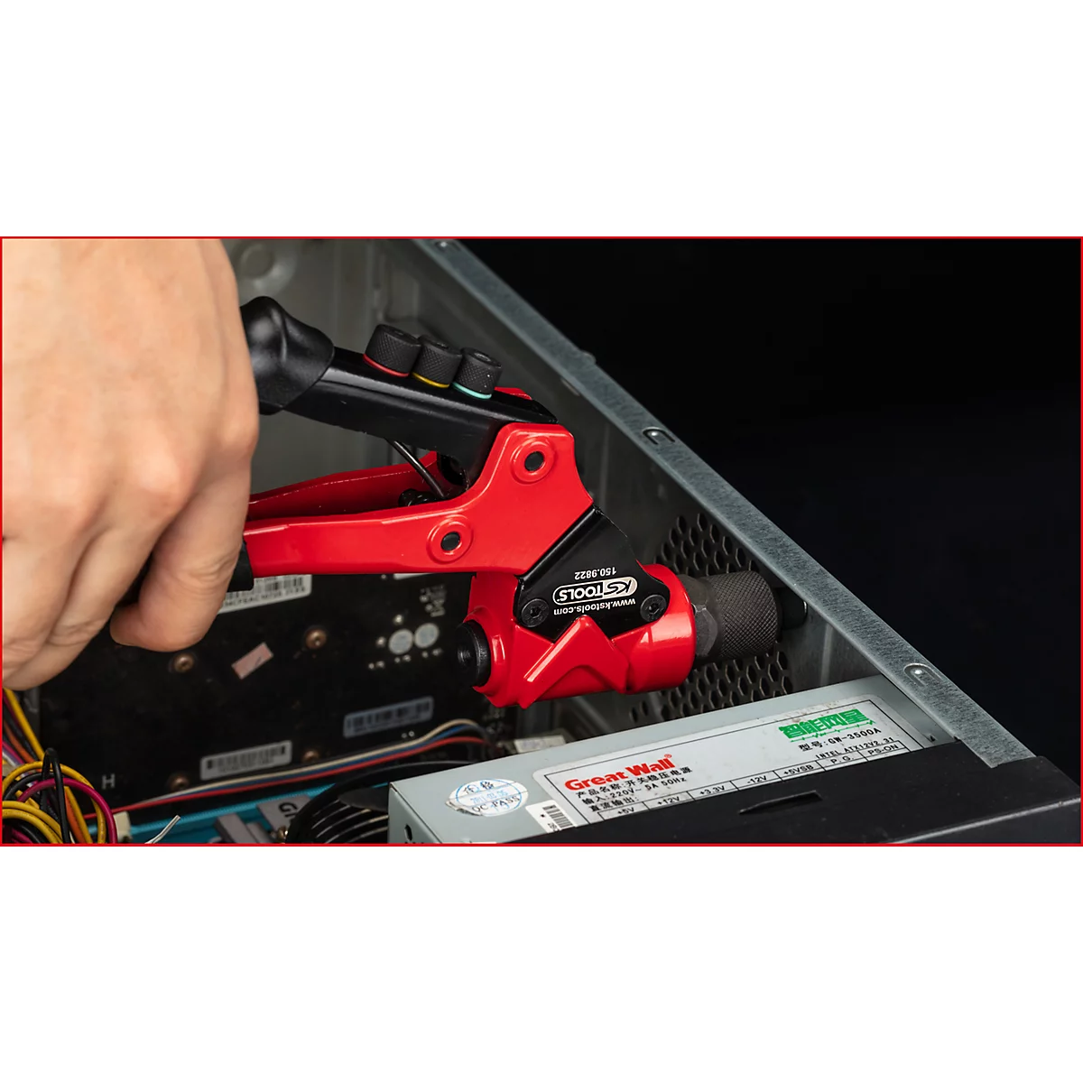 Une main utilise une pince à rivets rouge KS Tools dans un boîtier d'ordinateur.