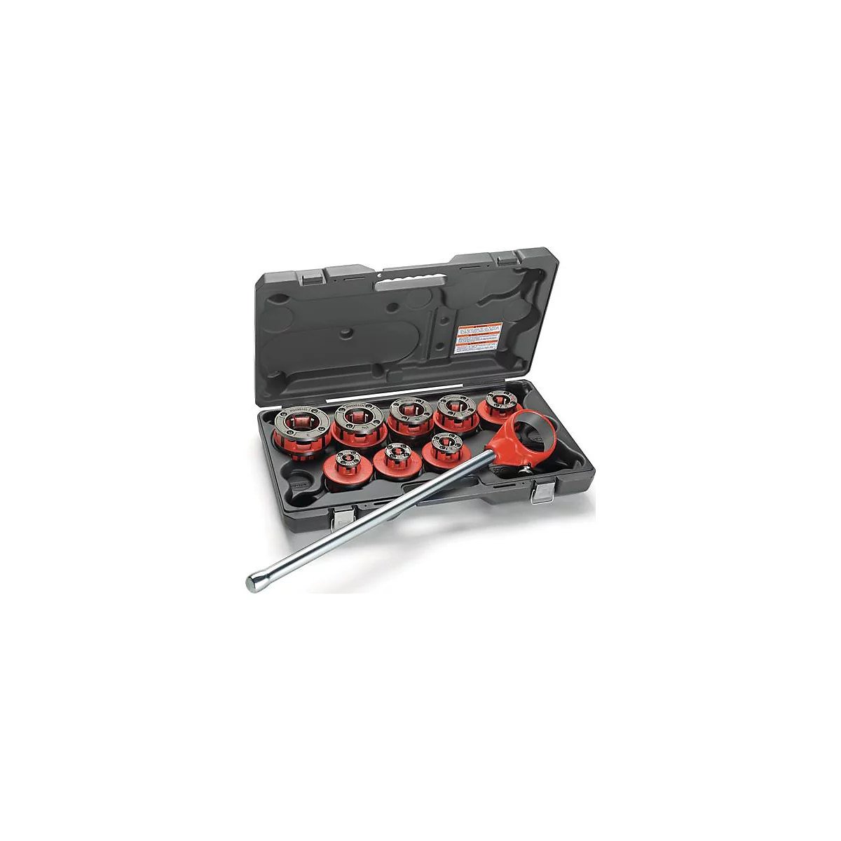 Une boîte à outils avec des jeux de filetage de différentes tailles, plus une poignée d'outil rouge et argent.