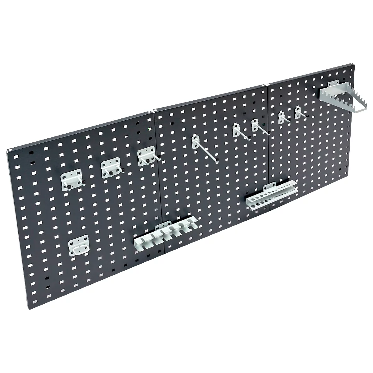 Panneau perforé noir avec divers supports d'outils.
