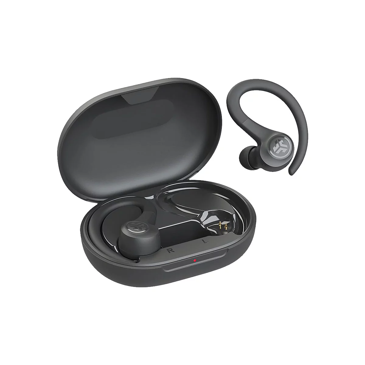 Schwarze In-Ear-Kopfhörer mit Ohrbügel, einer im Ladecase, einer daneben vor weißem Hintergrund.
