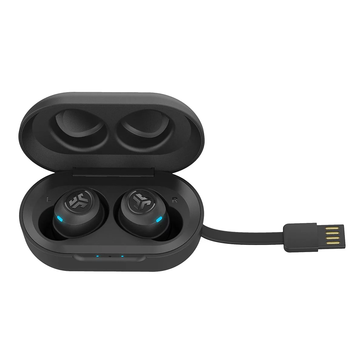 Schwarze In-Ear-Kopfhörer in geöffnetem Ladecase mit integriertem USB-Stecker vor weißem Hintergrund.