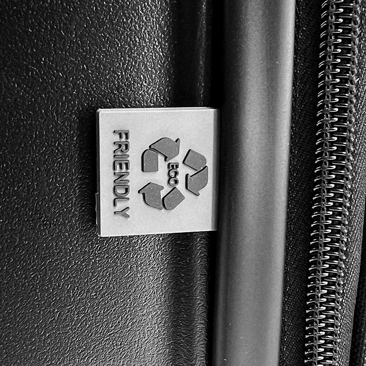 Gros plan d'une étiquette avec symbole de recyclage et texte FRIENDLY ECO.