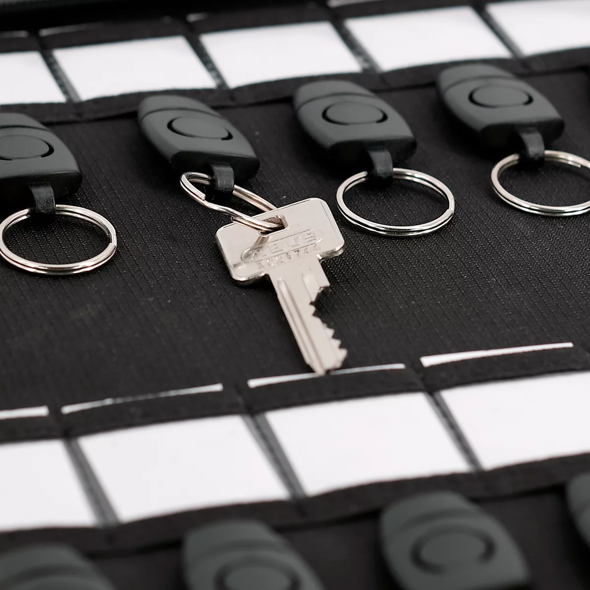 JSA Luzon sleutelhanger, A4-formaat, 28 verwijderbare sleutelhangers met etiketvakken, 2 pennenvakken, B 285 x D 40 x H 385 mm, RPET, zwart