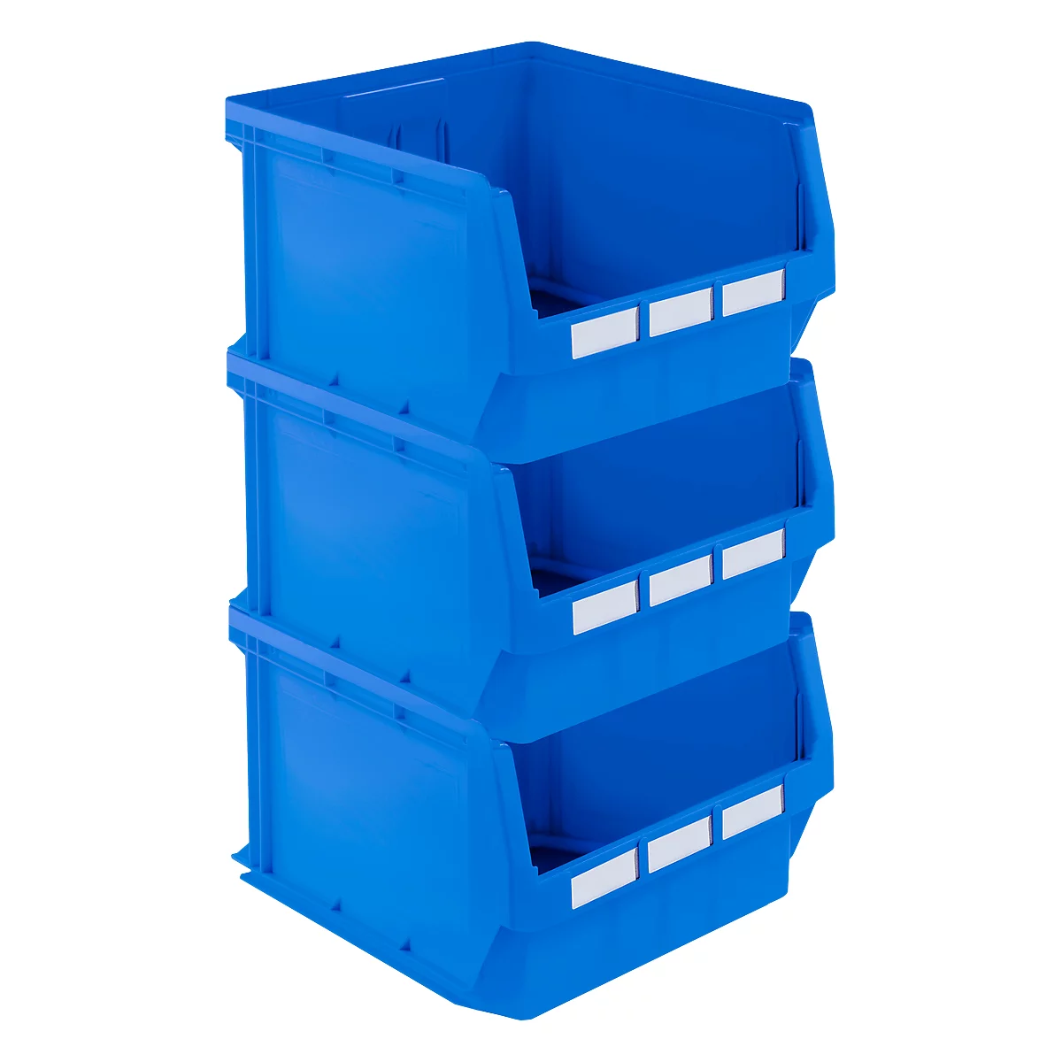 Contenedores de plástico azul apilables. Tres contenedores apilados, con etiquetas. Frente inclinado.